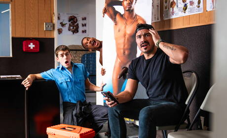 El simpático galán americano Adrian Hart y el joven Joey Mills en una caliente follada anal interracial