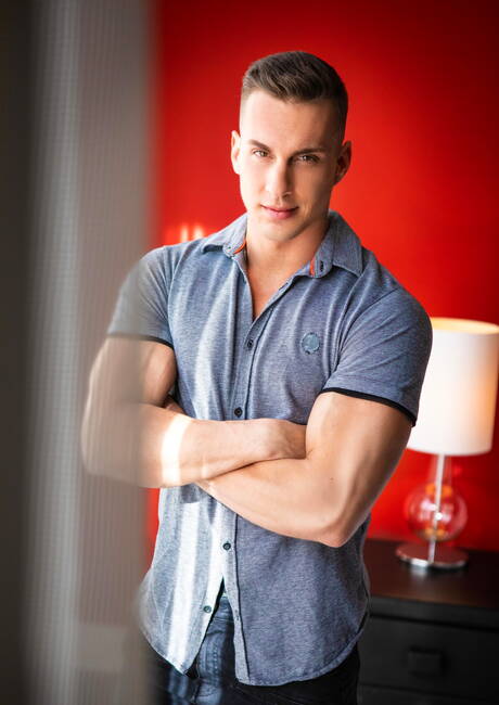 Men: Latino husky guy Ashton Summers and canadian bodybuilder Ace Quinn fuck after dick sucking