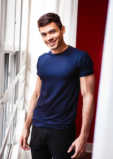 Latino husky guy Ashton Summers and canadian bodybuilder Ace Quinn fuck after dick sucking