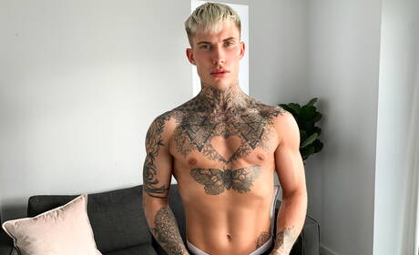 Beefcake Cole Clint bawi się penisem