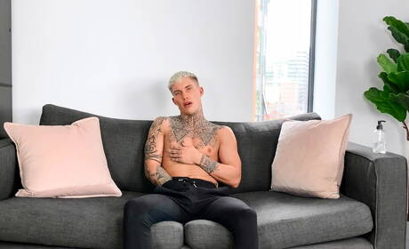 Beefcake Cole Clint bawi się penisem