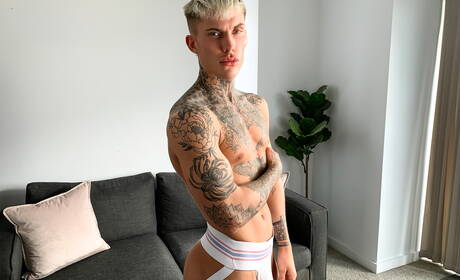 Beefcake Cole Clint bawi się penisem