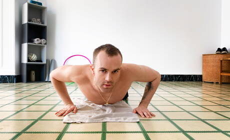 Les copains torrides Ken Summers, Andrea Suarez et Jackson Radiz dans une partie de sexe anal torride à trois