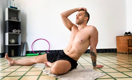 Les copains torrides Ken Summers, Andrea Suarez et Jackson Radiz dans une partie de sexe anal torride à trois