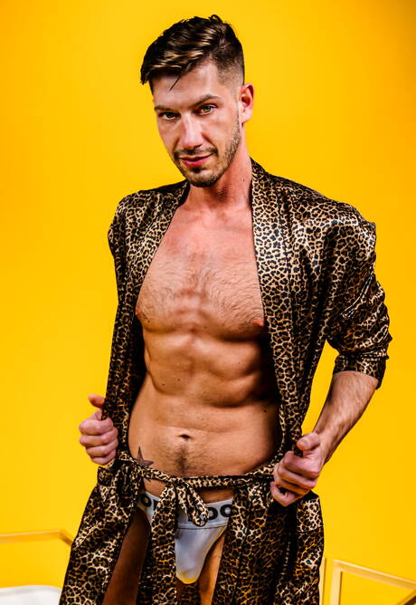 American stars hunky guy Jordan Starr and strongman Dalton Riley in hard anal sex