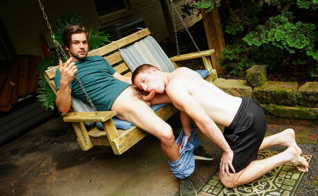 素敵なアメリカ人の仲間の丈夫なジョニー・ラピッドと力持ちのエイデン・アッシャーが屋外で熱いアナルファックアクションをします