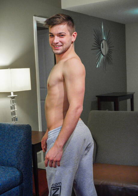 El semental americano caliente Johnny Rapid y el hombre fuerte Nic Sahara taladrando un culo