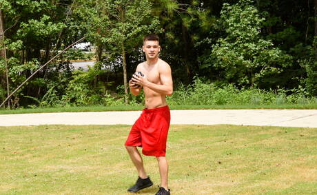 Dos chicos americanos, el cachas Johnny Rapid y el cachas Matthew Figata, chupándose y follándose mutuamente en la piscina.