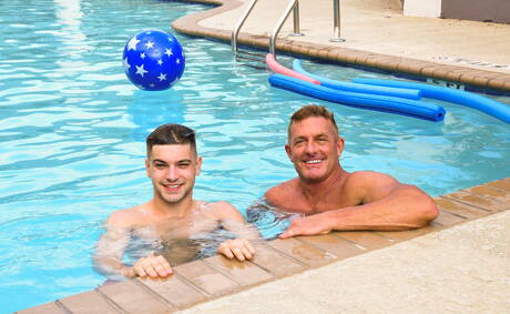 Deux mecs américains, le beau gosse Johnny Rapid et le beau gosse Matthew Figata, se sucent et se baisent à la piscine