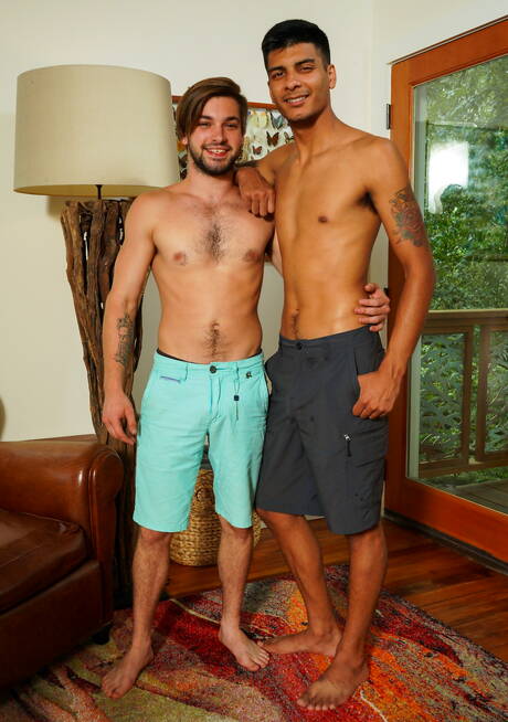 Zwei amerikanische Jungs, der harte Kerl Johnny Rapid und der heiße Twink Apollo Fates haben guten Sex