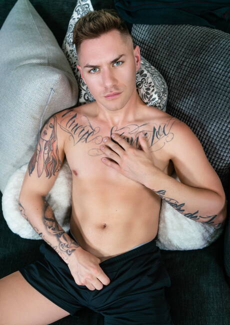 Hübscher amerikanischer Bär Sharok und junger Junge Zak Bishop in heißer homosexueller Szene