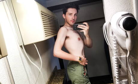 American pretty boy Dacotah Red and tough guy Ryland Kingsman have a hot sex