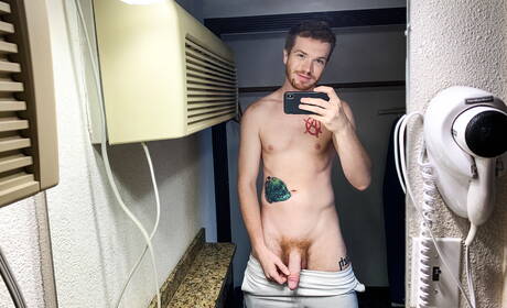 Amerykański przystojniak Dacotah Red i twardziel Ryland Kingsman uprawiają gorący seks