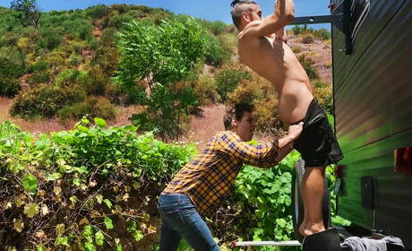 Due ragazzi americani si fanno inculare da Dante Colle e dal fusto Michael Delray in un bollente sesso anale all