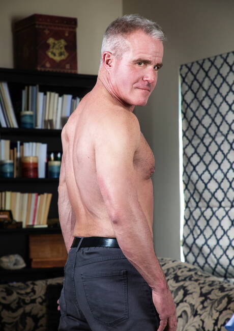 Die amerikanischen Pornostars Nate Grimes mit seinem kräftigen Körper und Dale Savage ficken nach dem Blowjob