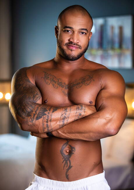 Die schwarzen, muskulösen Typen Jason Vario und Shane Amari ficken nach dem Schwanzlutschen in den Arsch