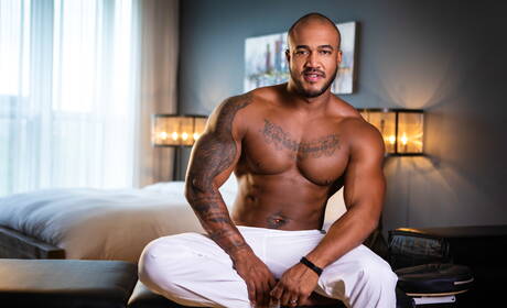 黑人哈士奇 Jason Vario 和 Shane Amari 在吸吮雞巴後進行跨種族性交