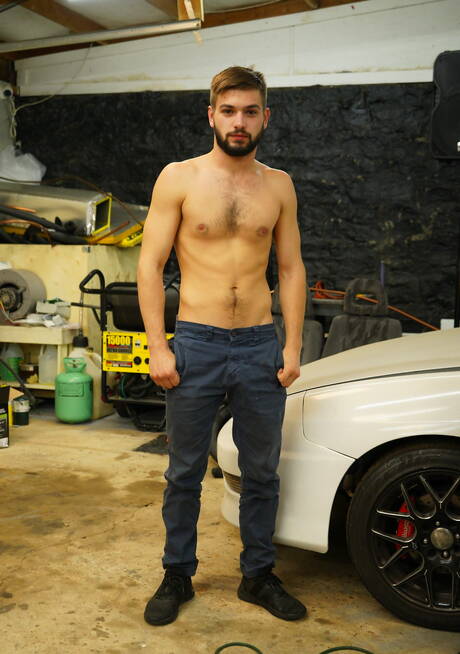 El semental estrella porno estadounidense Johnny Rapid y el musculoso Jackson Cooper taladrando un culo