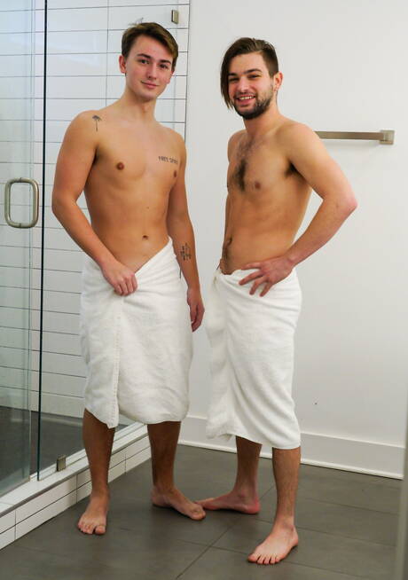 Los sexys Johnny Rapid, Masyn Thorne y Blake Dyson en un duro trío sexual en la ducha