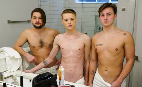 Los sexys Johnny Rapid, Masyn Thorne y Blake Dyson en un duro trío sexual en la ducha