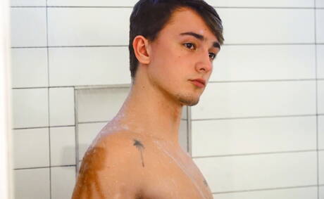 Los sexys Johnny Rapid, Masyn Thorne y Blake Dyson en un duro trío sexual en la ducha