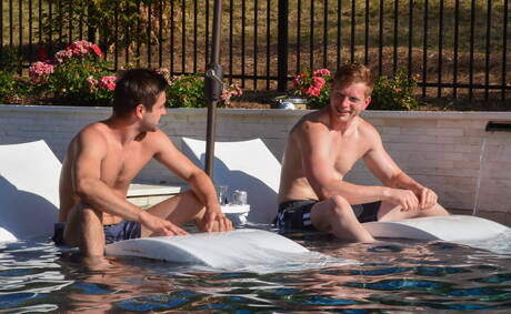 Zwei amerikanische Jungs, der starke Mann Johnny Rapid und der kräftige Kerl Kyle Connors, haben heißen Sex im Pool