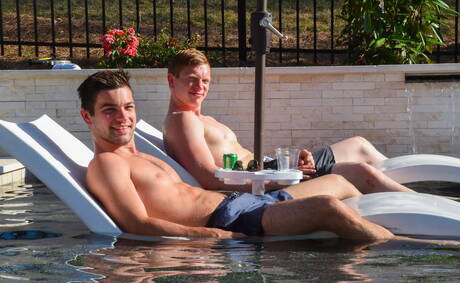 Zwei amerikanische Jungs, der starke Mann Johnny Rapid und der kräftige Kerl Kyle Connors, haben heißen Sex im Pool
