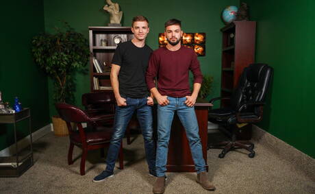 ホットな男、ジョニー・ラピッド、トム・ベントレー、メイソン・リアが熱いグループセックスをする