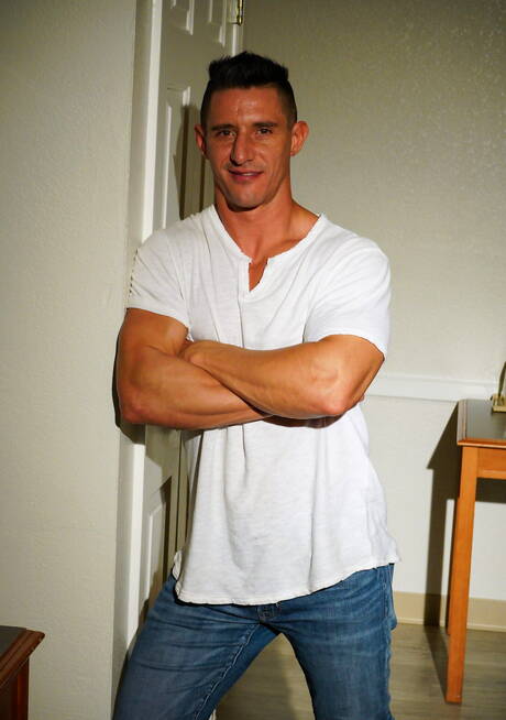 Johnny Rapid, Jax Thirio y Dacotah Red se chupan y follan al aire libre