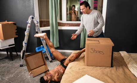 Twee Amerikaanse gasten, de harige Ty Mitchell en de gespierde Reese Rideout, zuigen en neuken elkaar.