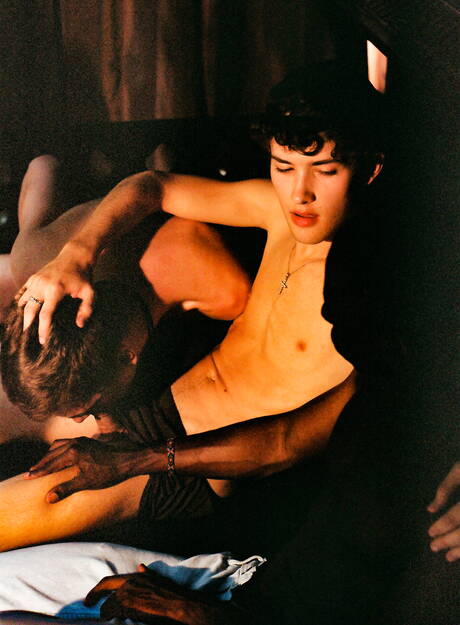 River Wilson, Sean Ford, Joey, Angel Rivera, Tannor em cena de sexo interracial em grupo ao ar livre