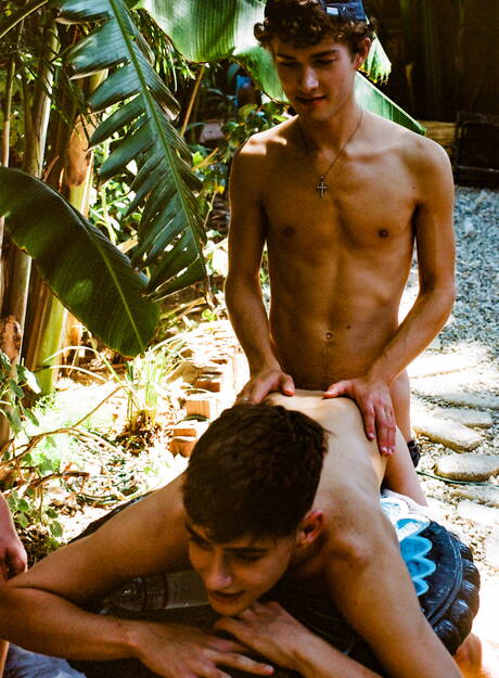 River Wilson, Sean Ford, Joey, Angel Rivera, Tannor em cena de sexo interracial em grupo ao ar livre