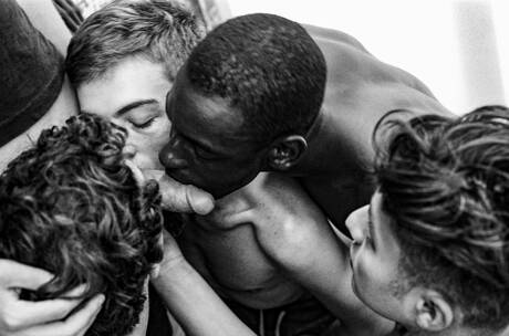 River Wilson, Sean Ford, Joey, Angel Rivera, Tannor em cena de sexo interracial em grupo ao ar livre