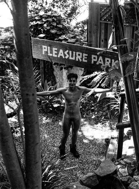 River Wilson, Sean Ford, Joey, Angel Rivera y Tannor en una escena de sexo grupal interracial al aire libre