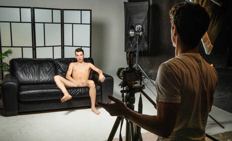 Roemeense stoere kerel Kaleb Stryker en Amerikaanse knappe twink Alex Meyer in een hete kontneukactie