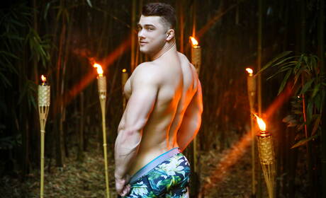 Der hübsche amerikanische Bodybuilder Collin Simpson und der attraktive Jj Knight lutschen und vögeln sich draußen