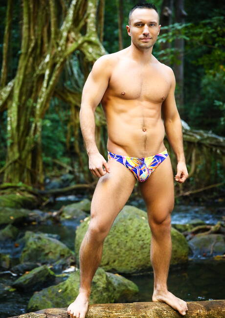 Dwóch amerykańskich chłopców, Paul Canon i przystojny Colby Tucker uprawiają dobry seks analny na basenie