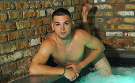 lindo garanhão americano Johnny Rapid e o bonitão Johnny Bandera fazem um sexo quente de casal na piscina