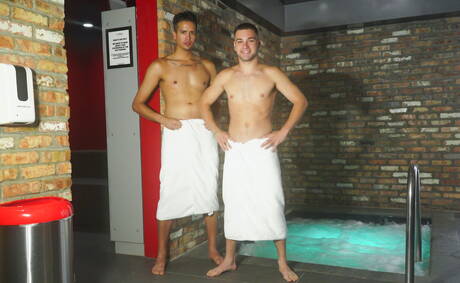 lindo garanhão americano Johnny Rapid e o bonitão Johnny Bandera fazem um sexo quente de casal na piscina