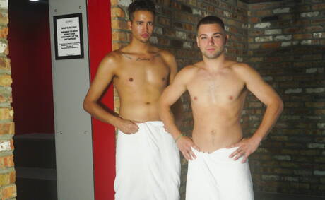 lindo garanhão americano Johnny Rapid e o bonitão Johnny Bandera fazem um sexo quente de casal na piscina