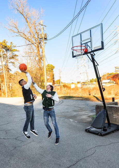 アメリカのマッチョなジャックス・ティリオとホットなトゥインク・トラックスが屋外でアナルセックスをする