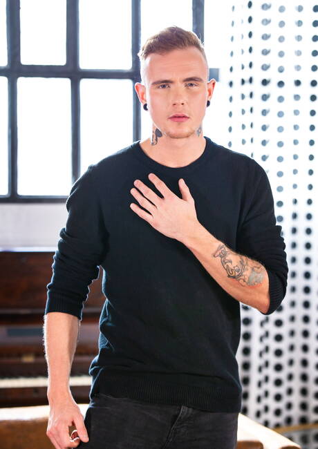 Men: 러시아의 슈퍼스타 다토 폴랜드와 스트롱맨 스콧 밀러가 엉덩이를 뚫고 있다