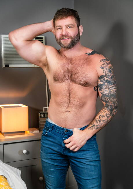 セクシーなアメリカ人、ゲイのクマのコルビー・ジャンセンと少年のジョーイ・ミルズがアナルセックスをする