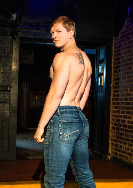 Les Américains sexy, le costaud Nic Sahara et le beau mec Kyle Connors ont une relation sexuelle torride