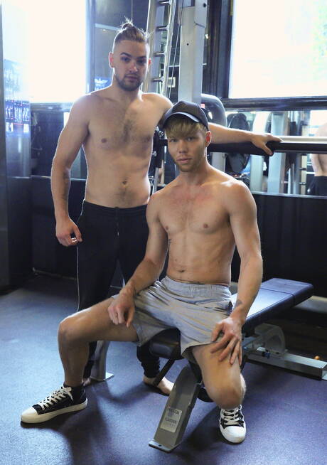 Johnny Rapid: 兩位美國帥哥 Johnny Rapid 和粗壯的 Devyn Pauly 在吸吮雞巴後操了屁股