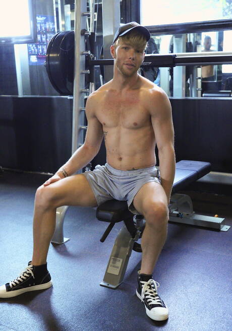 Deux mecs américains, Johnny Rapid et le costaud Devyn Pauly, baisent le cul après avoir sucé une bite