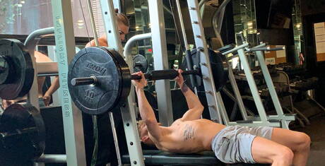 Deux mecs américains, Johnny Rapid et le costaud Devyn Pauly, baisent le cul après avoir sucé une bite