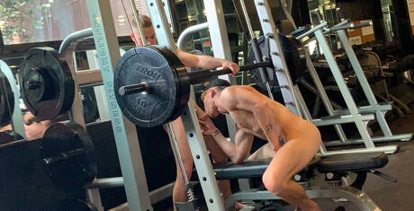 Zwei amerikanische Kerle, der Hengst Johnny Rapid und der kräftige Devyn Pauly, ficken sich in den Arsch, nachdem sie einen Schwanz gelutscht haben