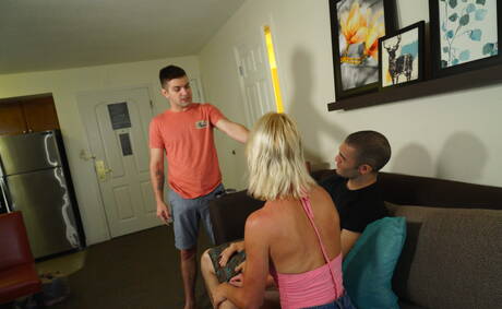 Trío sexy Johnny Rapid, Kyler Drayke y Cammy Quartz en sexo grupal bi caliente