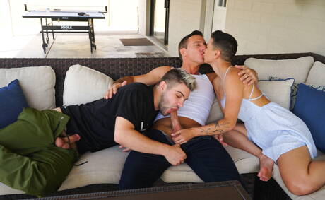 Hermoso trío Johnny Rapid, Reese Rideout y Davina Blake Bell en escena de sexo bisexual